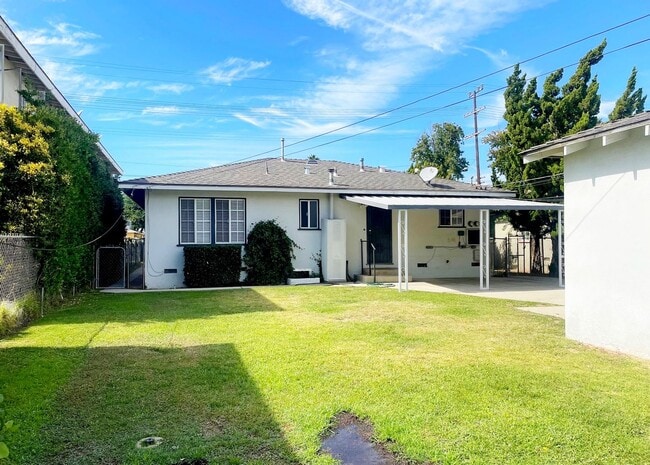 Building Photo - Beautiful Apartment in Small Duplex