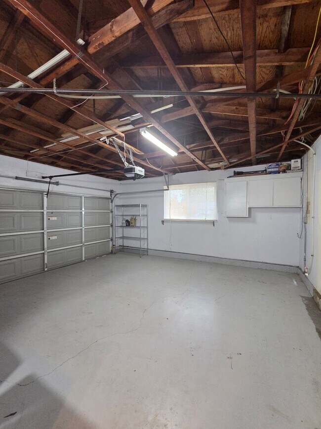 Building Photo - 3 bedroom 2 bath East Petaluma
