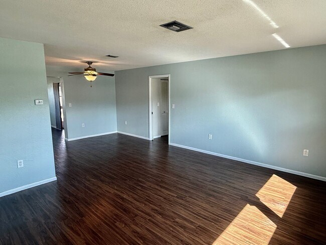 Building Photo - Beautiful Palm Harbor 2/2 Located on Peace...