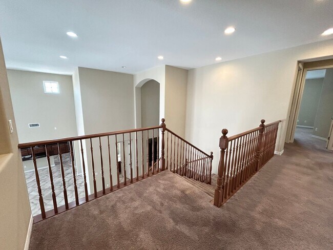 Building Photo - 4/BD 3.5/BA Spacious Home in Gated Communi...