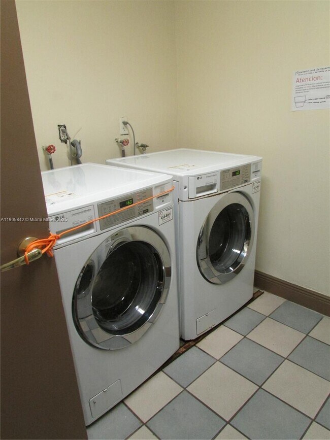 Building Photo - 9360 Fontainebleau Blvd