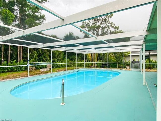 Building Photo - Great Property with Pool in Desirable Flam...