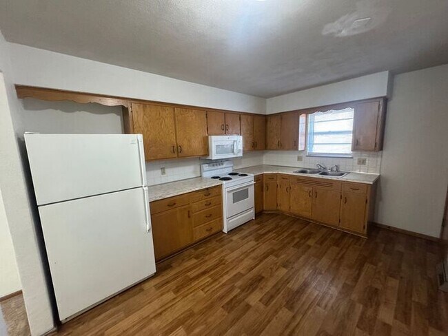 Building Photo - ***6 OR 12 MONTH  LEASE OPTIONS***4BR 2BA Home w/ Central Air • Porch • Great Location in Indepen...