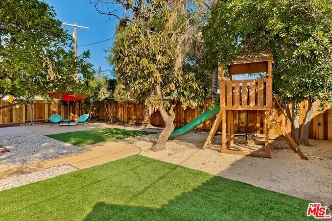 Building Photo - 7236 Encino Ave