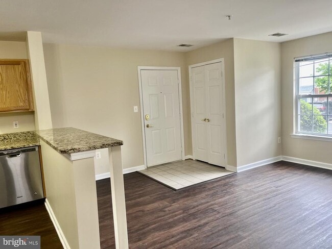 Building Photo - 635 Constellation Square SE
