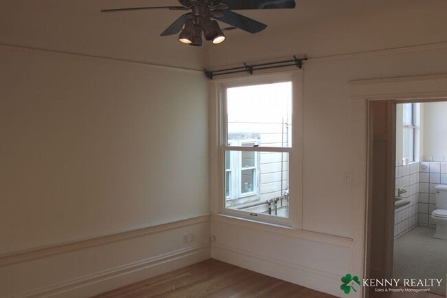 Building Photo - Coming Soon: Top Floor Flat with Updated K...
