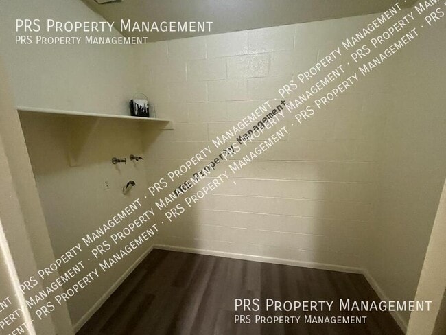 Building Photo - 727 S Hartford St