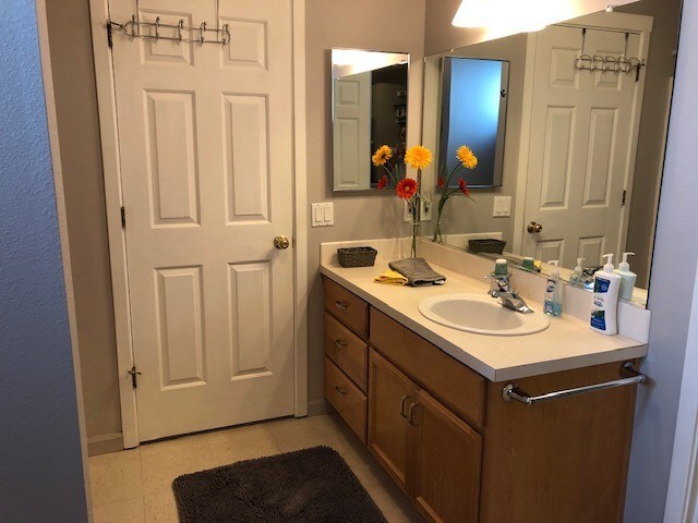 Building Photo - Furnished Condo NW Bend