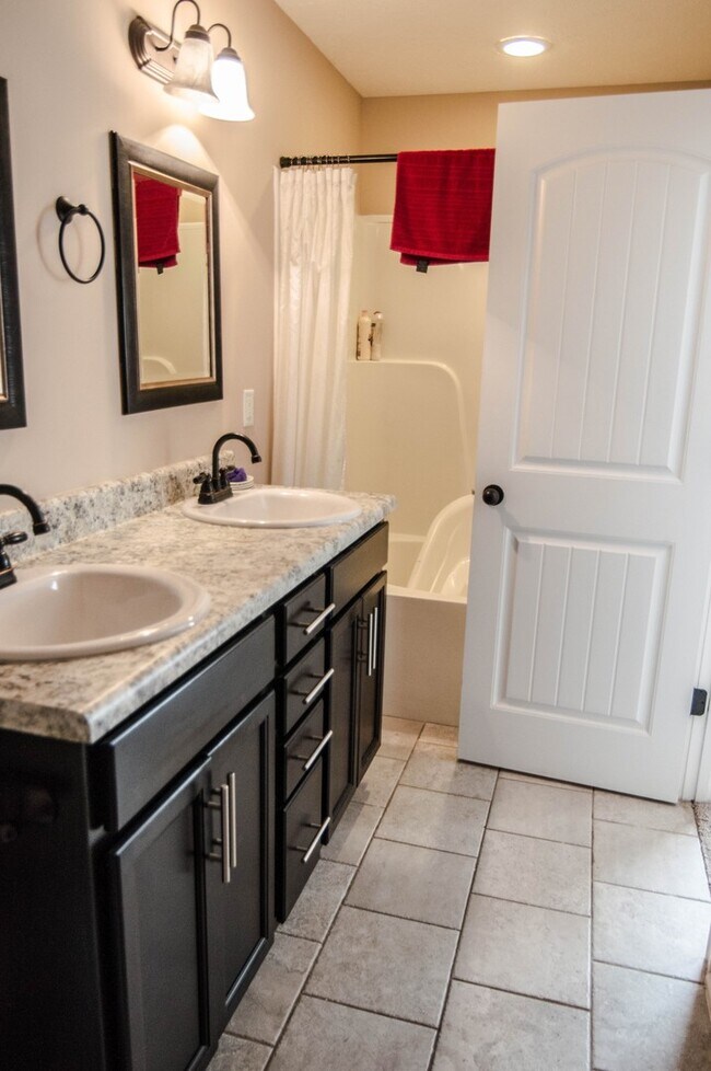 Building Photo - Pet Friendly Three Bedroom!