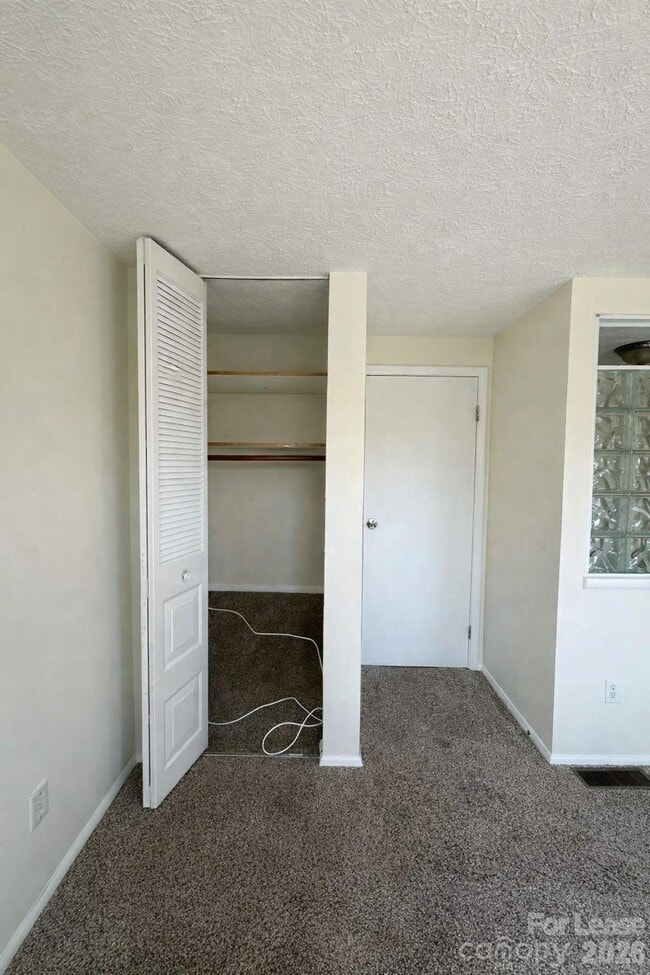 Building Photo - 9432 Lexington Cir