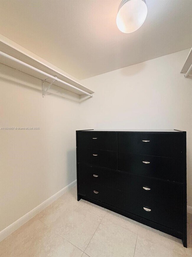 Building Photo - 3101 N Country Club Dr