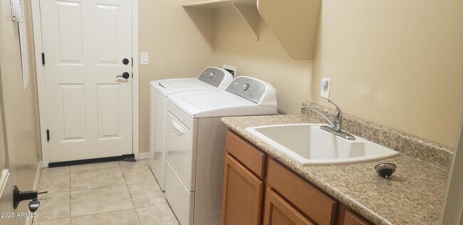 Building Photo - 3751 E Palo Verde St