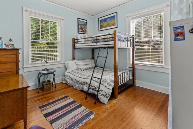 Building Photo - 204 NE 3rd Ave