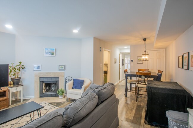 Building Photo - Charming 1 BR/1 BA Condo in Capitol Hill!