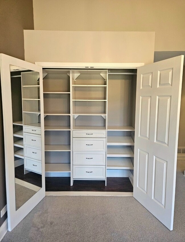 Building Photo - 755 Golf Ln