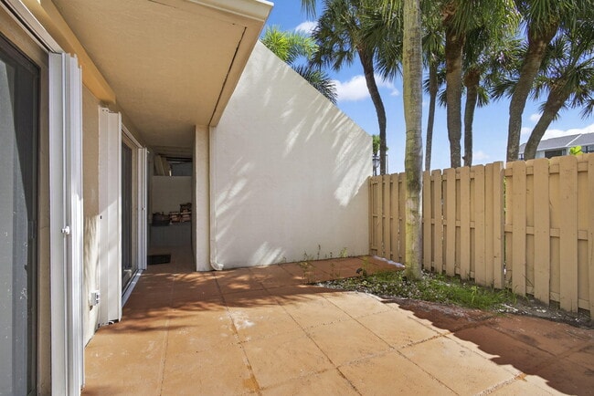 Building Photo - 612 Executive Center Dr