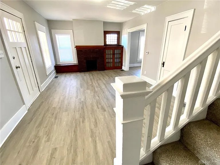 Building Photo - 100 E 3rd St