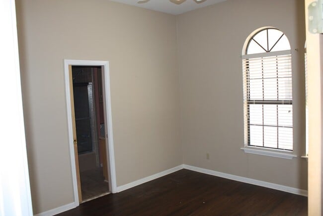 Building Photo - 1816 Woodstone Dr