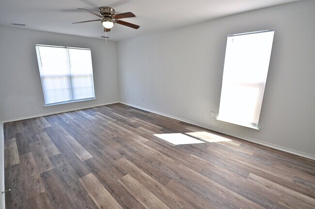 Building Photo - Beautifully Renovated 3-Bedroom Home in Fo...