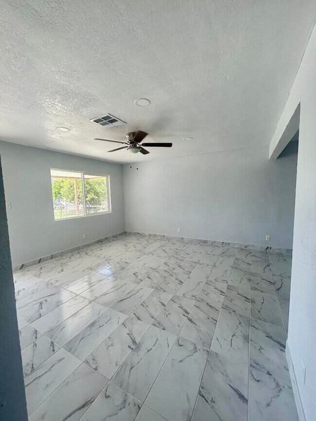 Building Photo - Explore this attractive property in Delano, ready for immediate occupancy - Renovated!!!