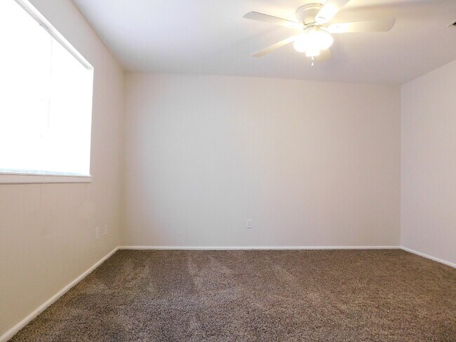 Building Photo - Spacious Home