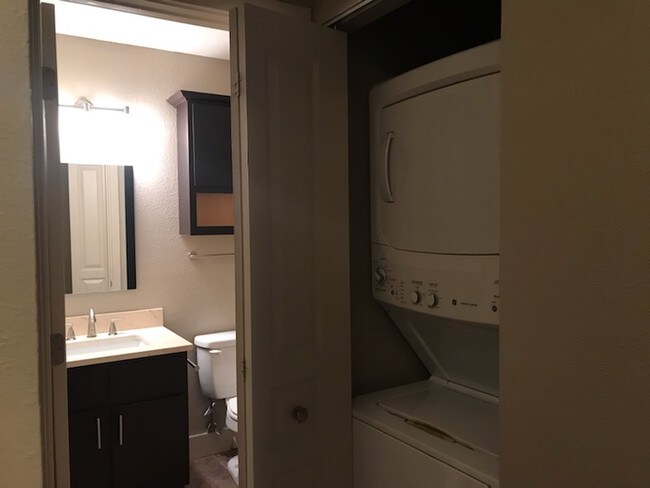 Building Photo - 5301 W Alexis Rd