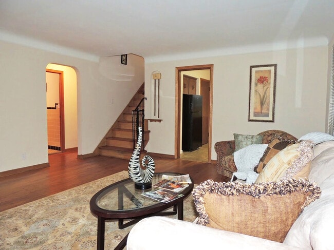 Building Photo - 4 Bedroom - 2 Full Bath Bungalow for Rent!