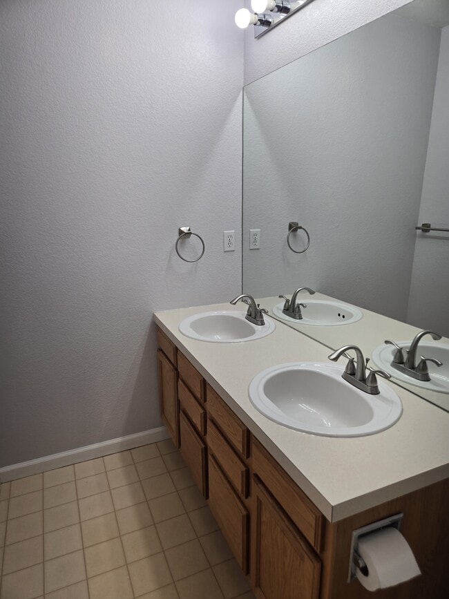 Building Photo - 5225 White Willow Dr