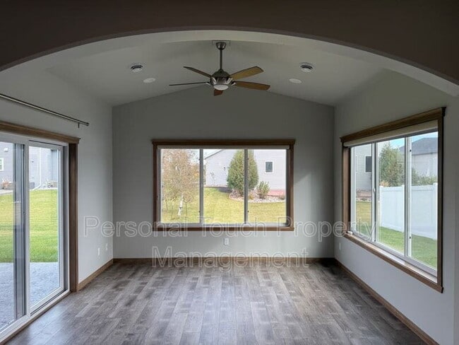 Building Photo - 7352 Eagle Point Dr S