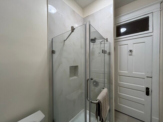 Building Photo - 1359 E 57th St