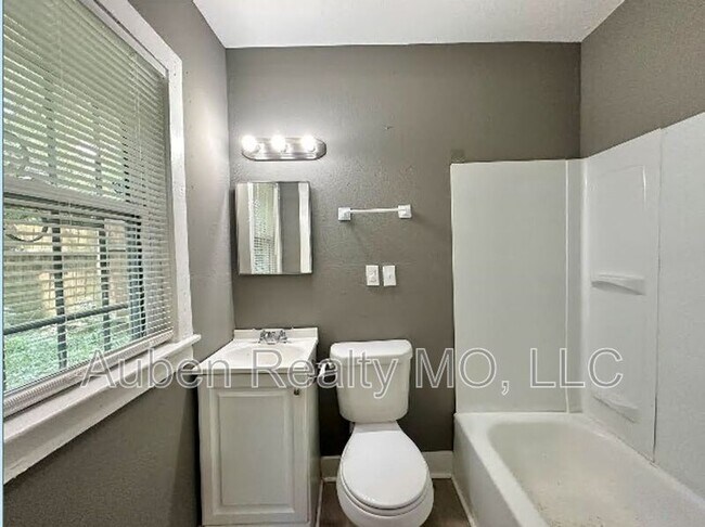 Building Photo - 2905 E 61st St