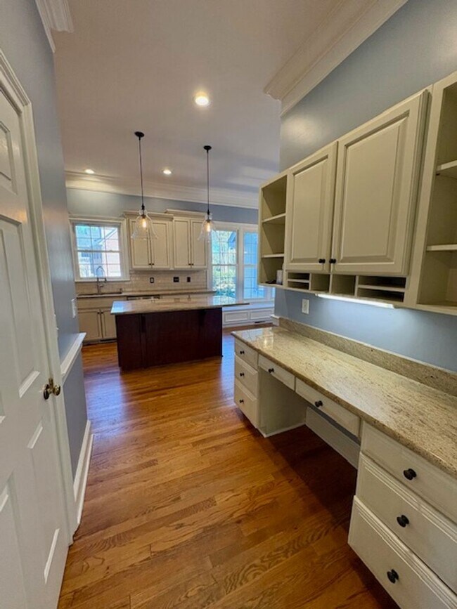 Building Photo - Spacious Five Bedroom Home in Mount Pleasant