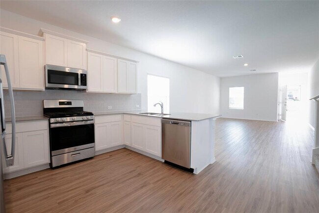 Building Photo - 913 Legends Ln