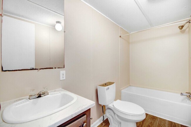 Building Photo - Newly Renovated! 3 Bedroom | 2 Bathroom Mo...