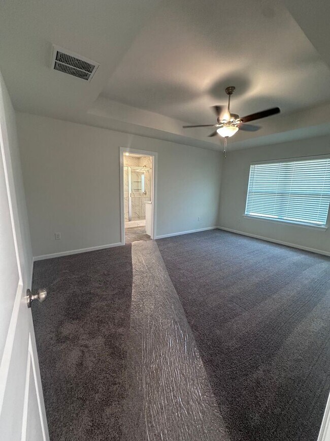 Building Photo - Beautiful New Home - First Month Free!