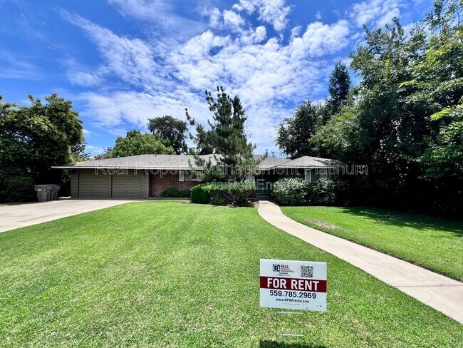 Building Photo - 1111 W San Jose Ave