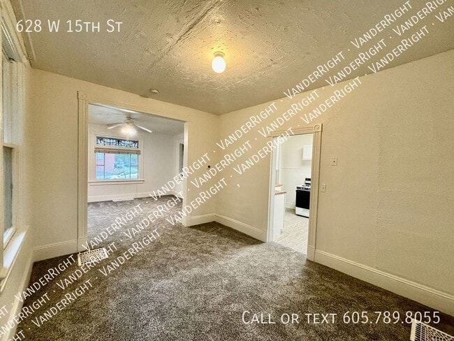 Building Photo - 628 W 15th St