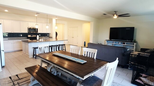 Building Photo - Like new 4-bedroom with Teen suite & Commu...