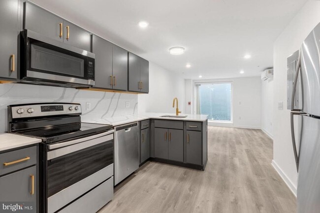 Building Photo - 2046 E Lehigh Ave