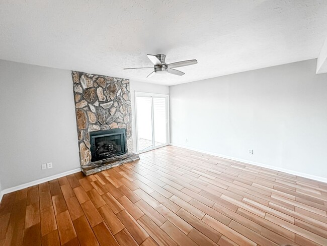 Building Photo - 2 bedroom/2.5 bathroom condo in Gainesville City Limits