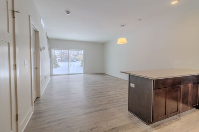 Building Photo - 1502 Simsbury St