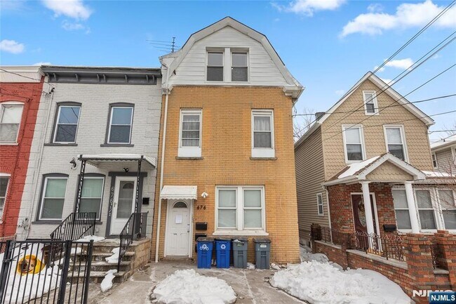 Building Photo - 676 Chestnut St