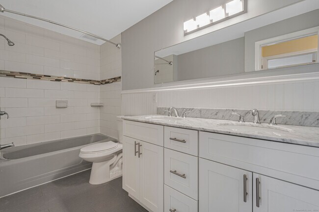 Building Photo - 115 S Main St