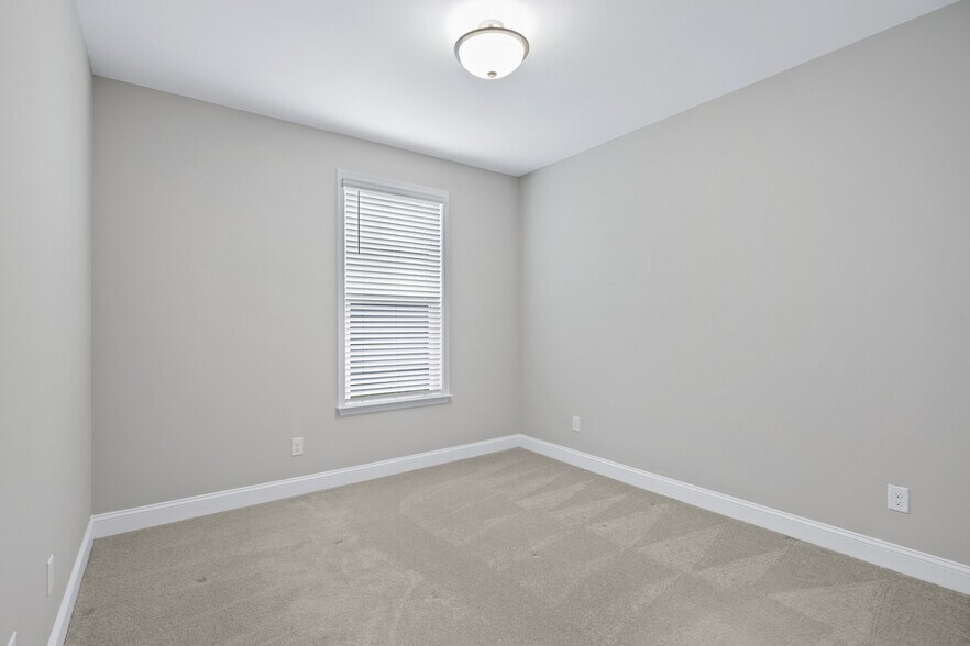 Building Photo - 686 Destiny Dr