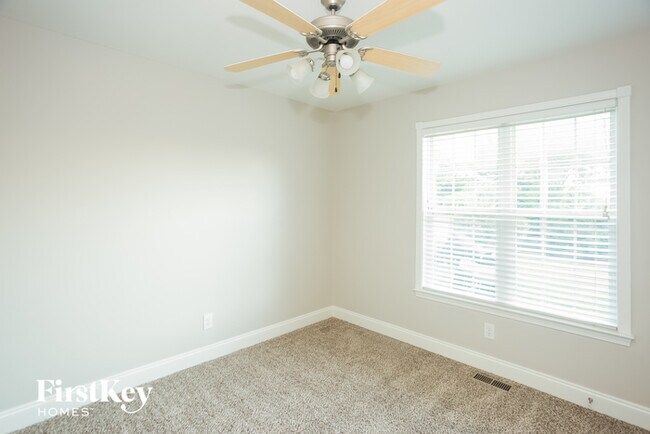 Building Photo - 472 Riverglen Dr NW