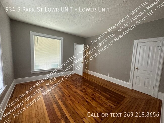 Building Photo - 934 S Park St
