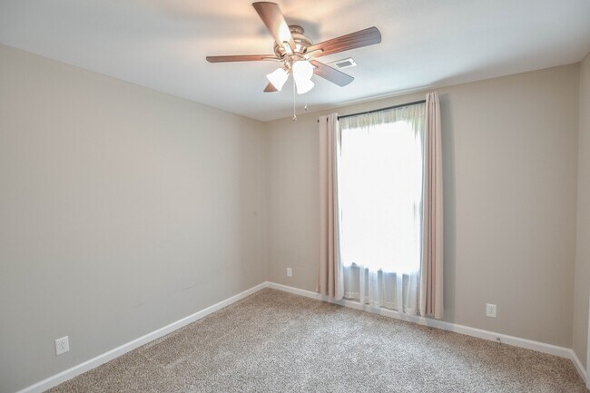 Building Photo - Pet Friendly in Woodlawn!