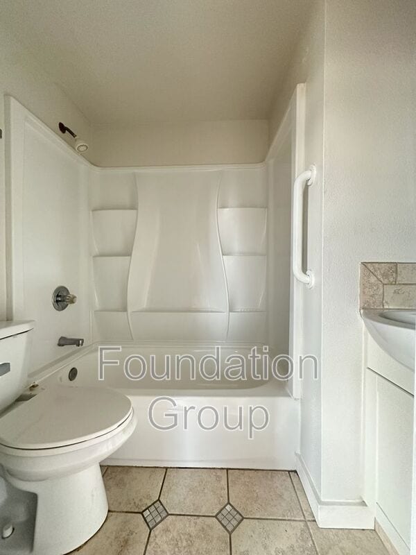 Building Photo - 842 Davis Pl S