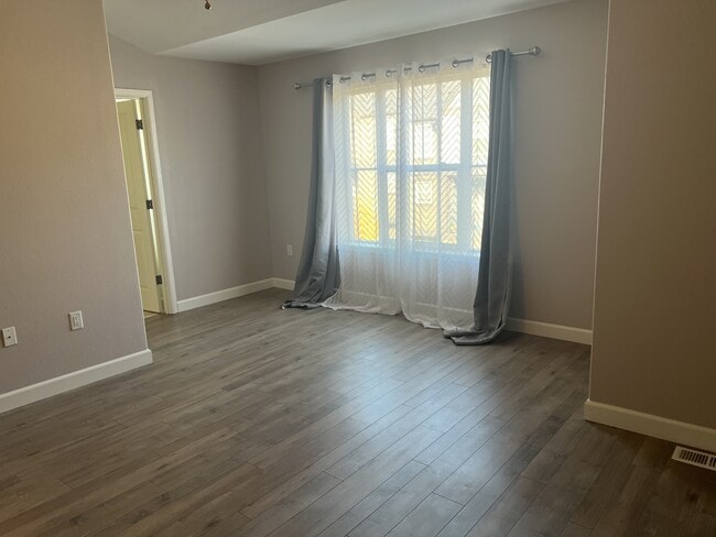 Building Photo - 10925 SW Briarwood Pl