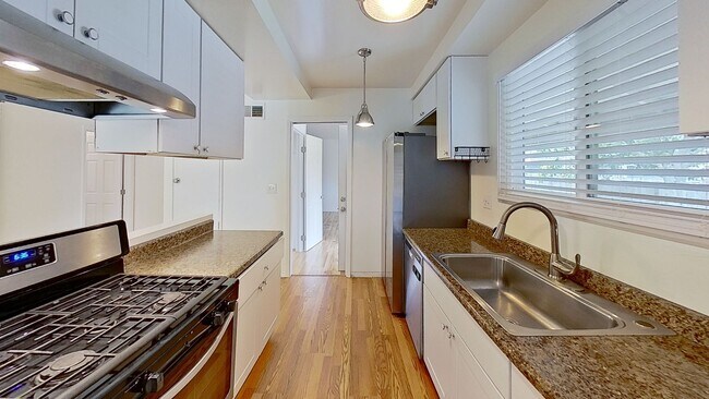 Building Photo - Spacious 4 Bedroom/2 Bathroom home plus Of...